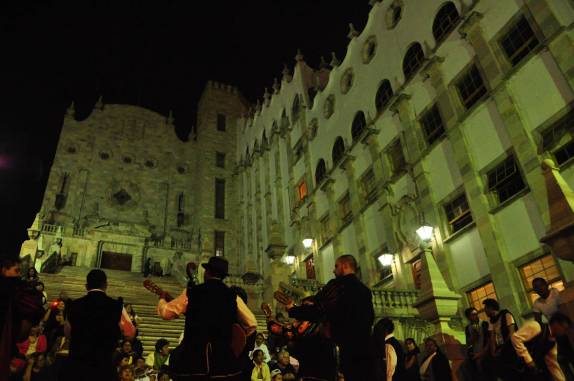 'Callejonata' segue pelas ruas de Guanajuato, no México